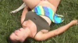 Доярка с выбритой пиздой трахается с собакой на травке видео зоо порево